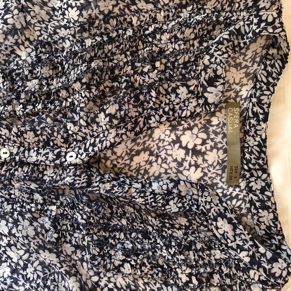 White and blue blouse - Picture 4 of 4